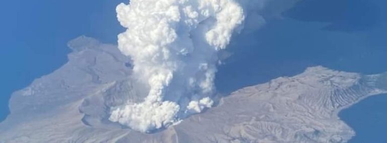 Phreatomagmatic eruption at Taal volcano, Alert Level raised to 3, Philippines