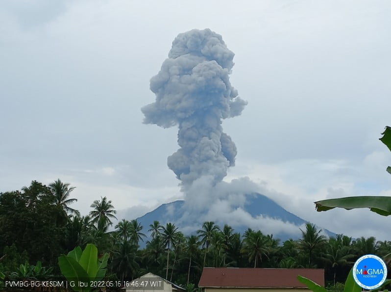 ibu volcano eruption indonesia may 16 2022 bg