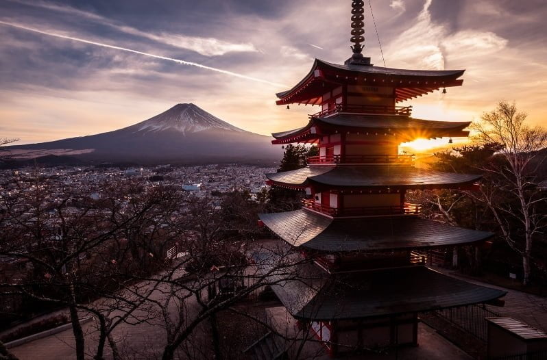 mount-fuji-chureito-pagoda-japan-by-Giuseppe-Milo-bg