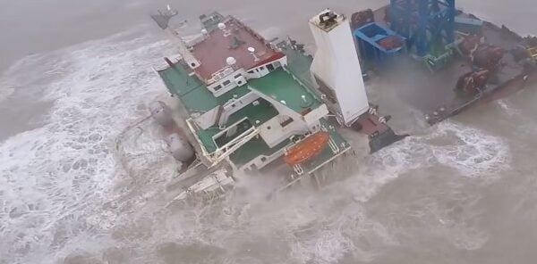 Typhoon “Chaba” spawns tornadoes, splits a ship in half, leaving 26 people missing, China