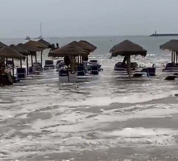 Sudden, strong rise in tide surprises visitors of Valdelagrana beach in Cádiz, Spain