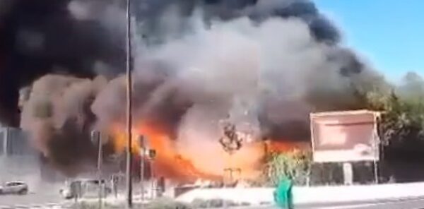 Fire destroys warehouse in one of the world's biggest produce markets - Paris, France