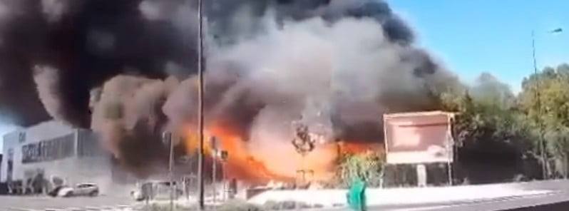 Fire destroys warehouse in one of the world's biggest produce markets - Paris, France