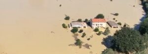 Violent floods hit central Italy after 6 months’ worth of rain within 3 hours- authorities describe the situation as apocalyptic and compare it to a tsunami