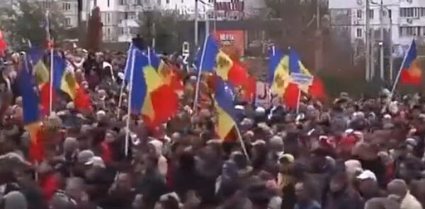 Clashes with police at massive anti-government protests in Chisinau, Moldova
