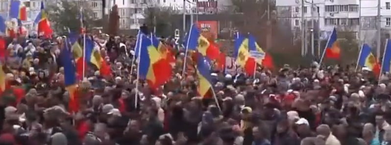 Clashes with police at massive anti-government protests in Chisinau, Moldova