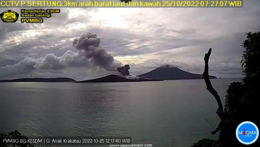 anak krakatau eruption october 25 2022 1740wib