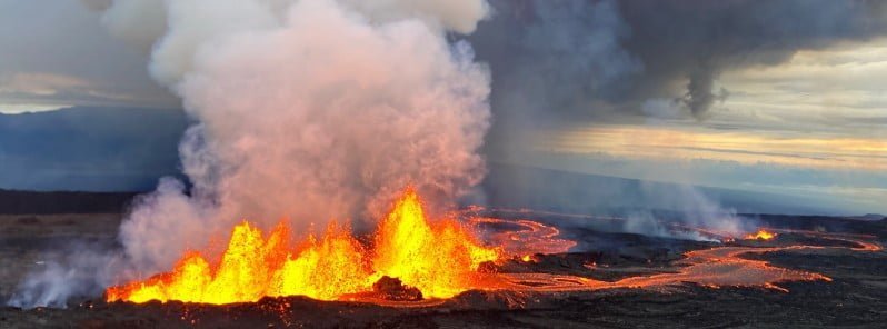 Mauna Loa eruption – Lava flow crosses Mauna Loa Weather Observatory Road