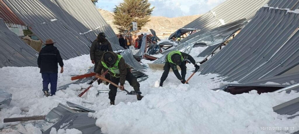 5 killed, 15 injured after structure collapses during severe hailstorm, Bolivia 4