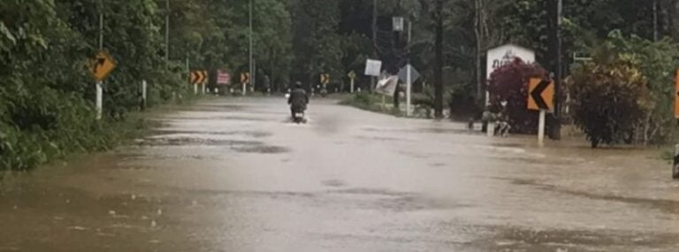 Floods leave at least 4 people dead after more than 500 mm (19.7 inches) of rain in 24 hours, Thailand