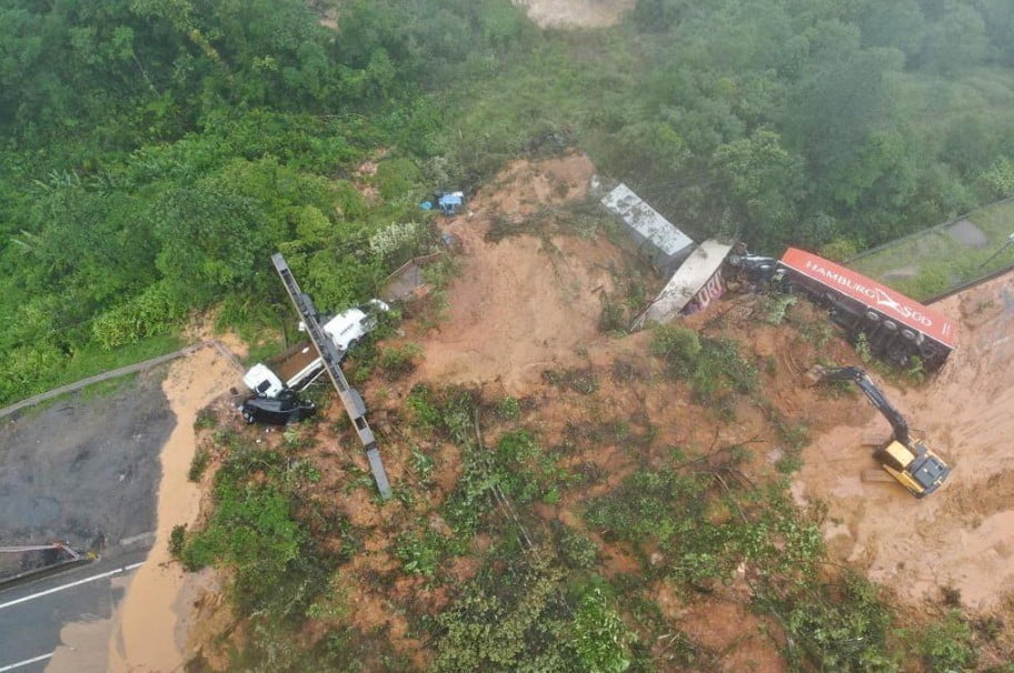 parana brazil landslide november 28 2022 bg