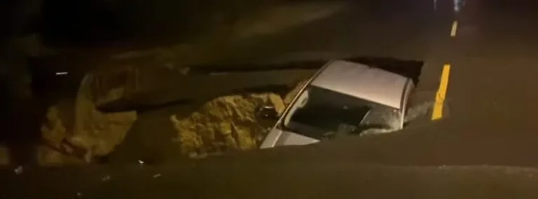 Sinkhole swallows 2 cars in Los Angeles, passengers rescued