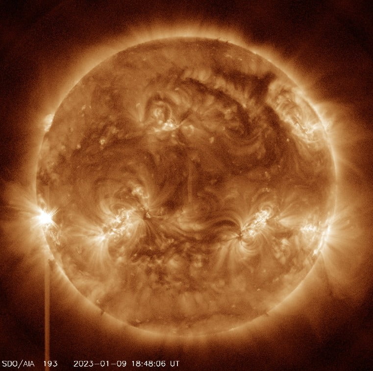 X1-9 solar flare erupts from AR3184 january 9 2023 aia 193
