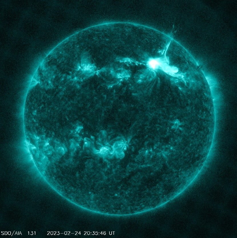 m3.7 solar flare cme 2035z aia131