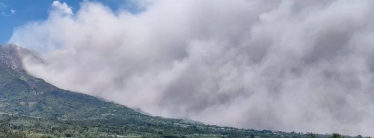 Major eruption at Merapi volcano produces series of large pyroclastic flows, Indonesia