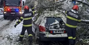 Heavy snow and blizzards hit Romania and Bulgaria, claiming lives and disrupting power supply