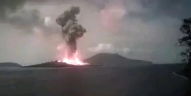 eruption at anak krakatau volcano indonesia on november 26 2023