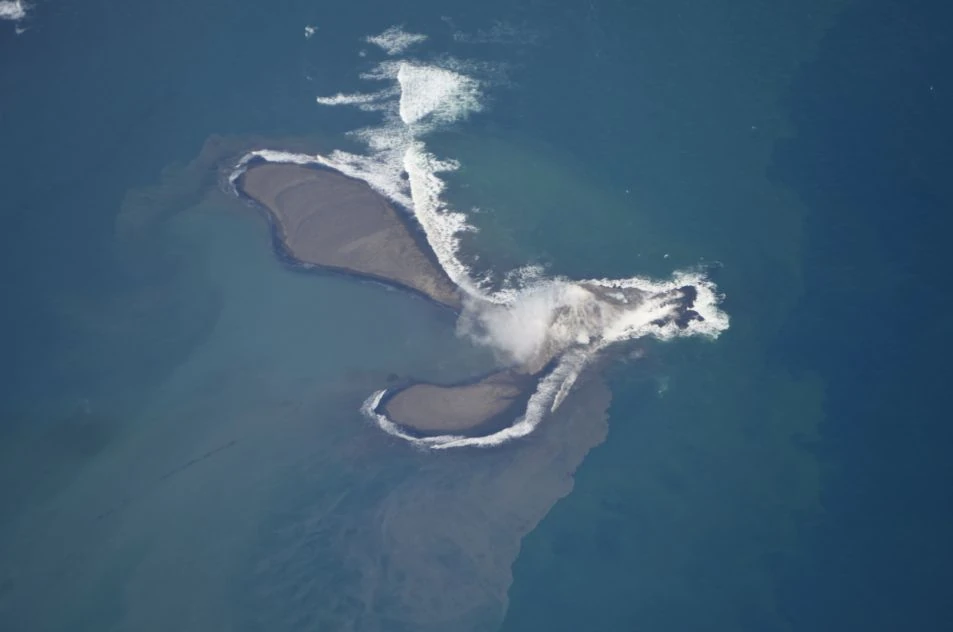 new island rises near iwo jima - photo taken on november 10 2023 by Niijima Coast Guard (2)