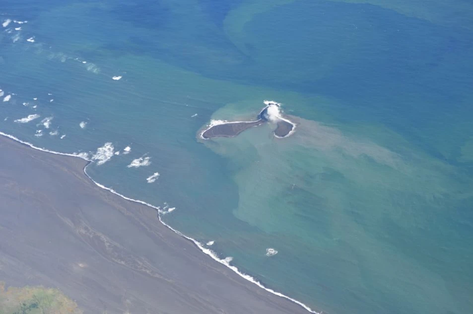 new island rises near iwo jima - photo taken on november 10 2023 by Niijima Coast Guard (3)