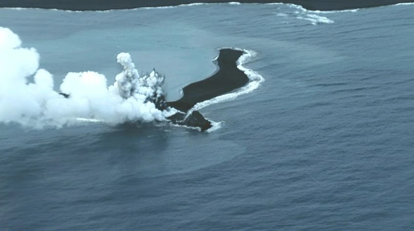 new island rises near iwo jima - photo taken on november 23 2023 by Niijima Coast Guard (3)