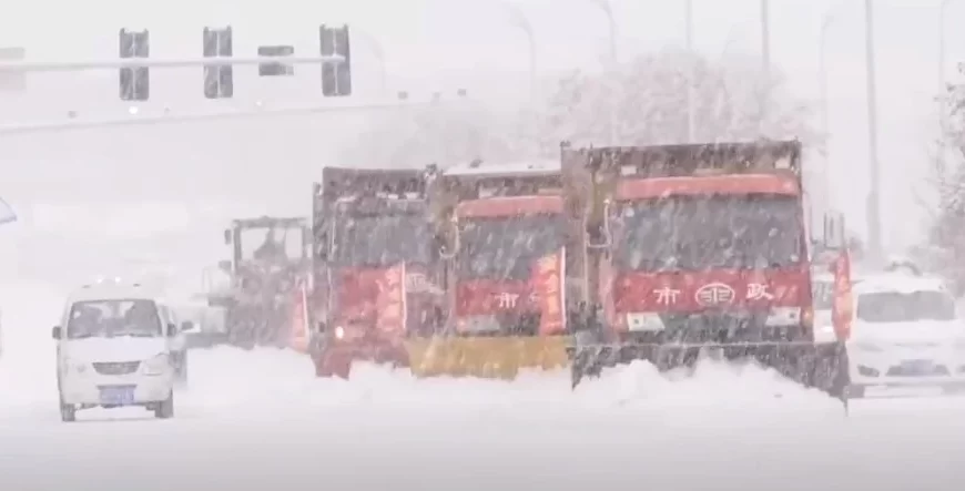 Emergency measures in Beijing as severe cold wave brings snow and ice, China