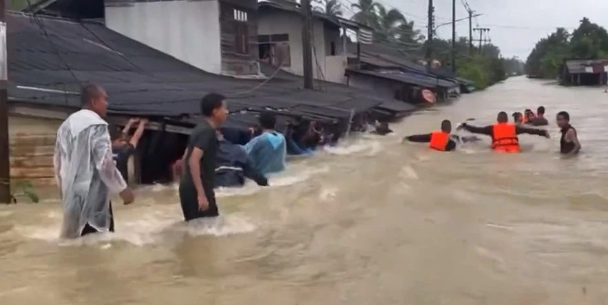 Severe flooding hits southern Thailand