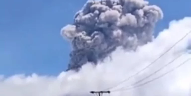 Strong eruption at Marapi volcano, Indonesia december 22 2023