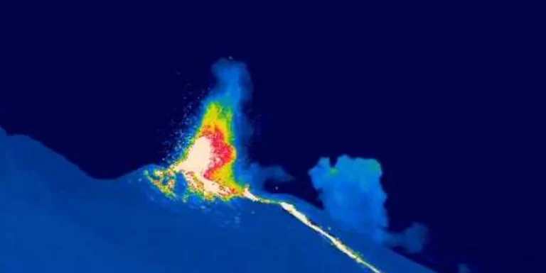 stromboli eruption 0048 utc on december 18 2023