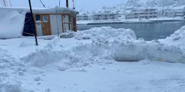 Snowstorm paralyzes southern Norway, leaving thousands without power