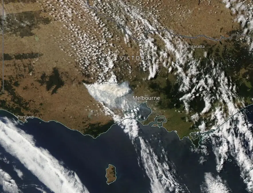 Thousands urged to evacuate as wildfire rages near Ballarat, Victoria bg