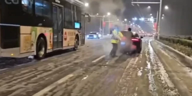 Widespread snowfall and freezing weather in central and eastern China