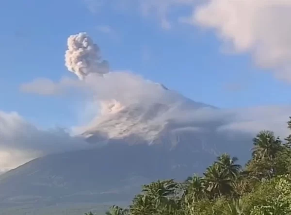mayon volcano phreatic eruption february 4 2024