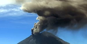 Ash emissions from Popocatépetl affect nearby municipalities, cancel flights, Mexico
