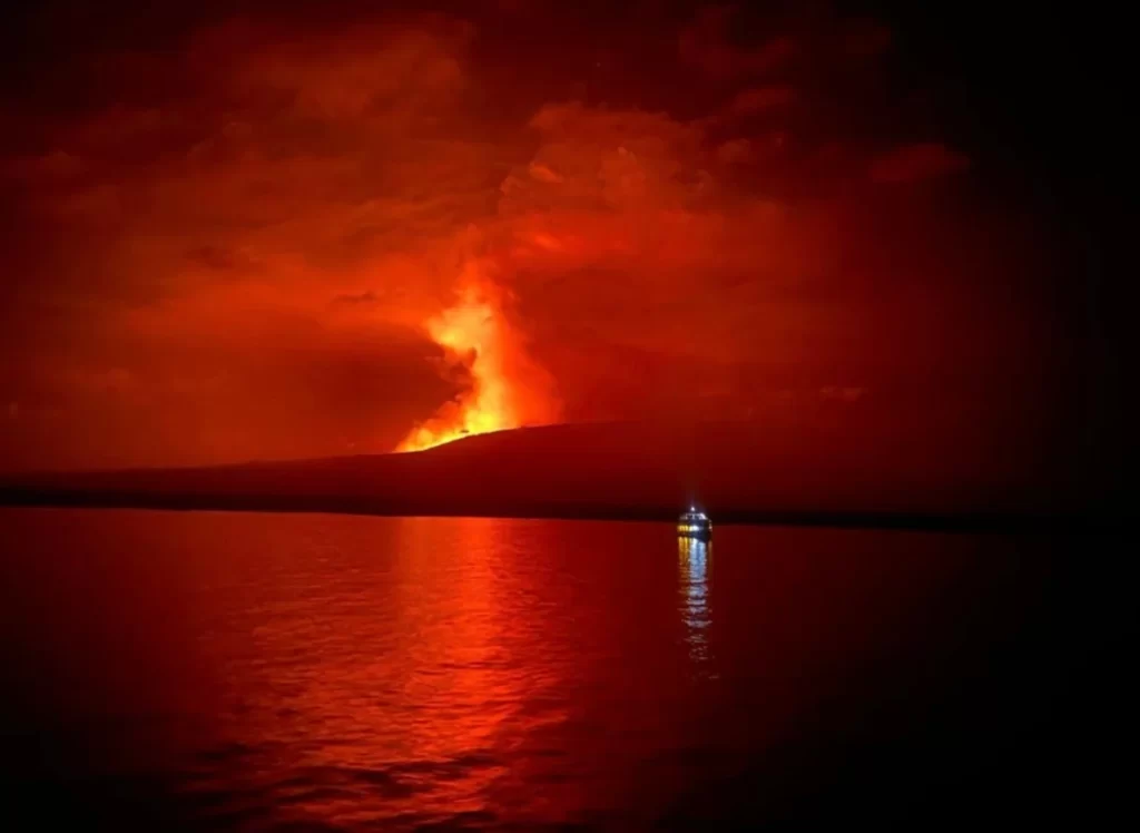 Large lava flows form in first eruption at Fernandina volcano since 2020, Galapagos bg