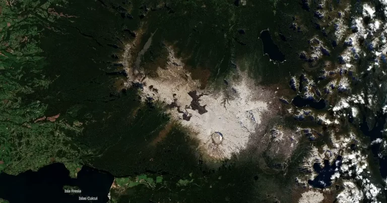 Puyehue-Cordón Caulle volcanic complex on april 14 2024