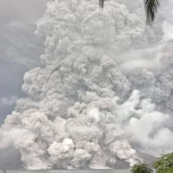 Major eruption at Ruang volcano, ash to 19.2 km (63 000 feet) a.s.l., Indonesia