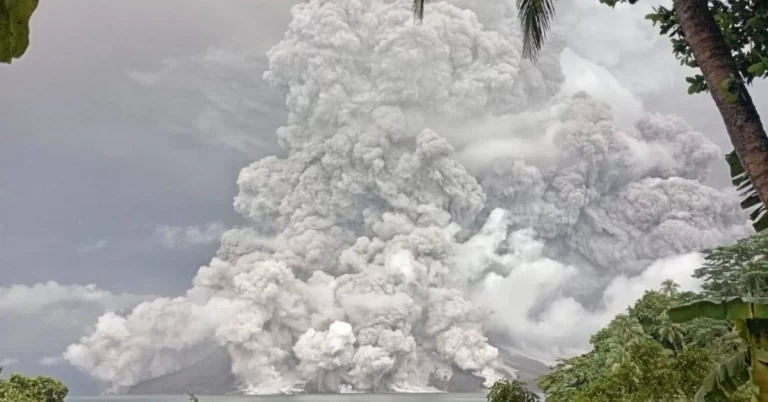 Major eruption at Ruang volcano, ash to 19.2 km (63 000 feet) a.s.l., Indonesia