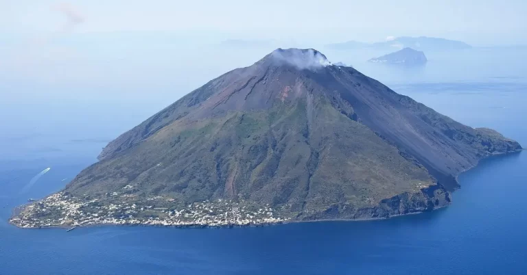 stromboli volcano italy