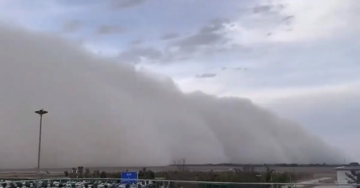 Massive sandstorm hits Dunhuang, China july 19 2024