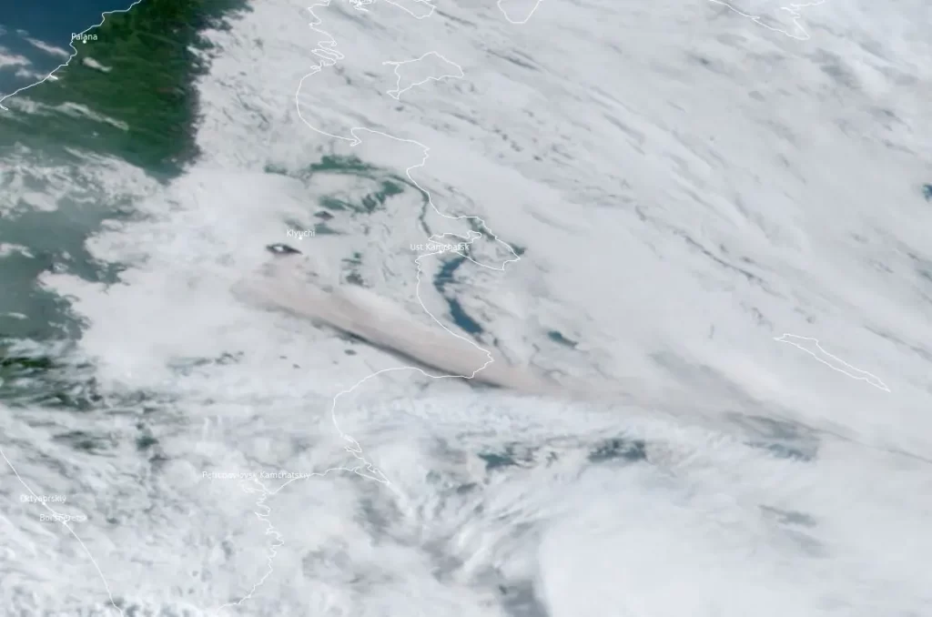 high level eruption bezymianny volcano 2030 utc july 24 2024 himawari-9 satellite image