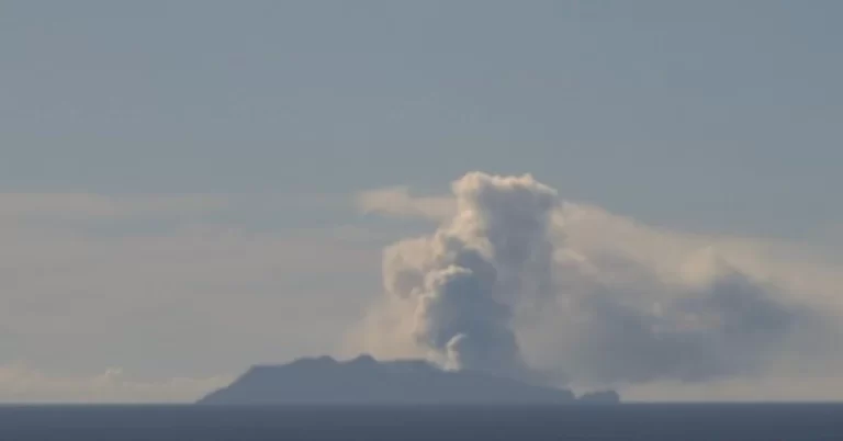 steaming at white island volcano 1310 nzst july 3 2024
