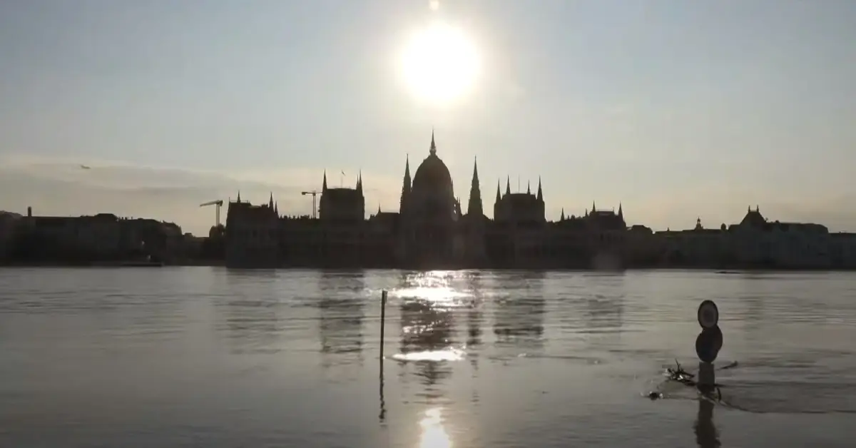 Danube rises by almost 1 m (3.2 feet) in 24 hours reaching the parliament building in Budapest, Hungary