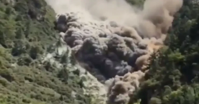 Massive rockfall in China's Aba Prefecture captured on camera september 1 2024