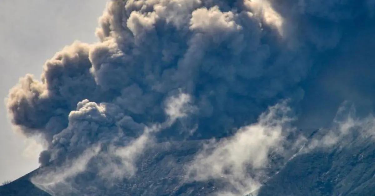 Mount Marapi erupts, blanketing West Sumatra in ash on October 27, 2024