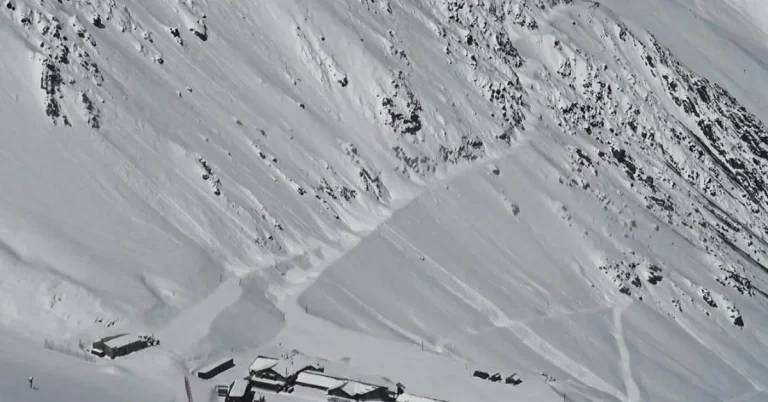 Mt Hutt buried in late snow, 5 m (16 feet) drifts spark reopening possibility, October 26, 2024