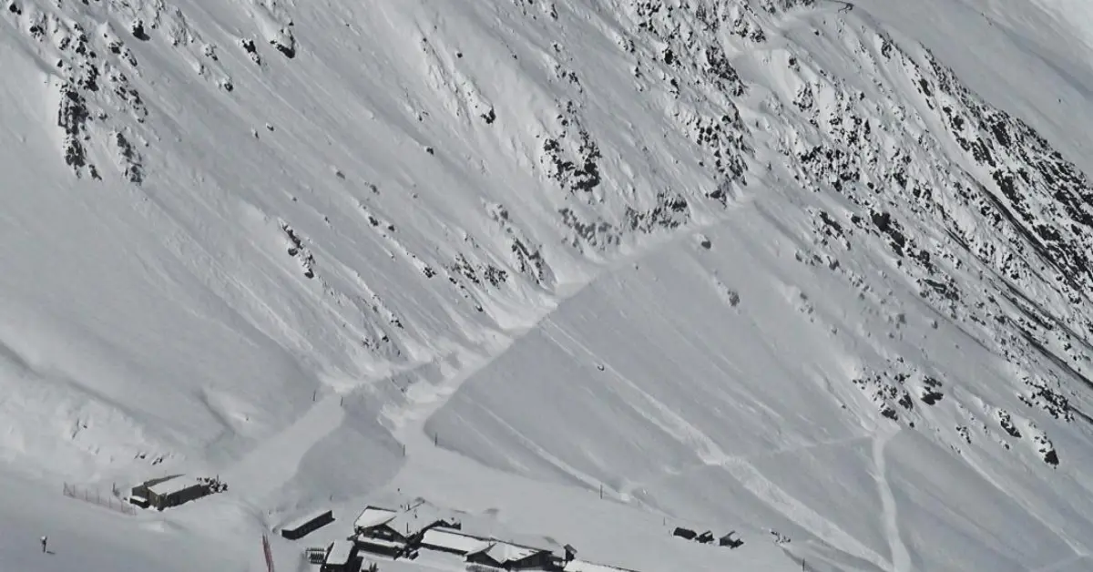 Mt Hutt buried in late snow, 5 m (16 feet) drifts spark reopening possibility, October 26, 2024