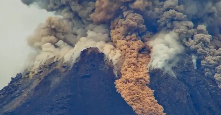 Small pyroclastic flows of different colours during Santiaguito's explosion on October 2, 2024