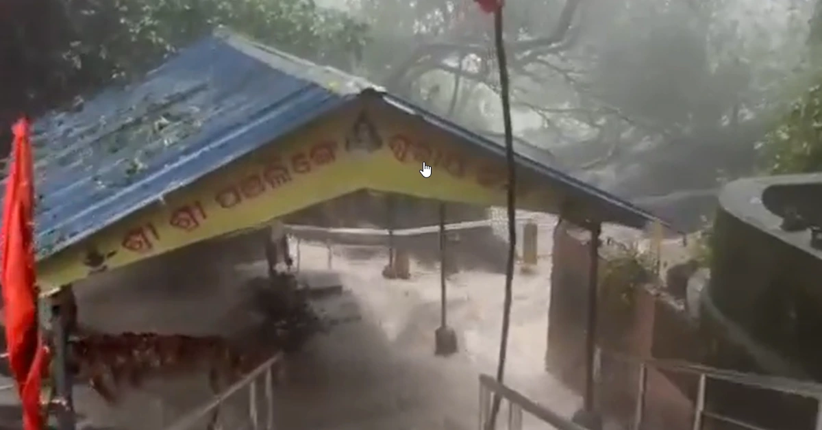 Flooding at Panchlingeshwar temple in Balasore, Odisha due to Cyclone "Dana".