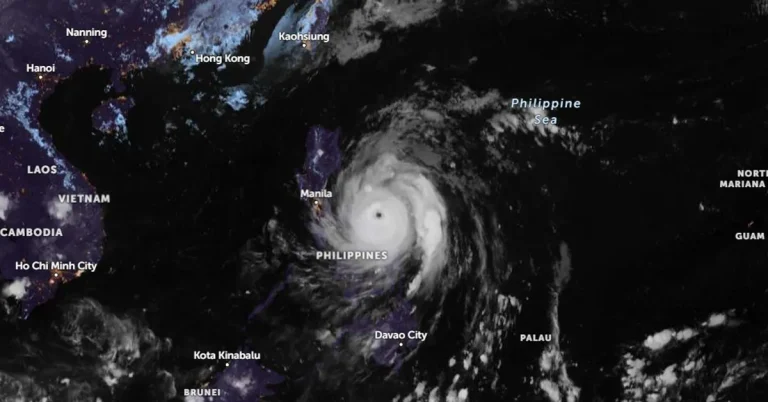 Super Typhoon "Man-Yi" making landfall over Panganiban in Catanduanes.