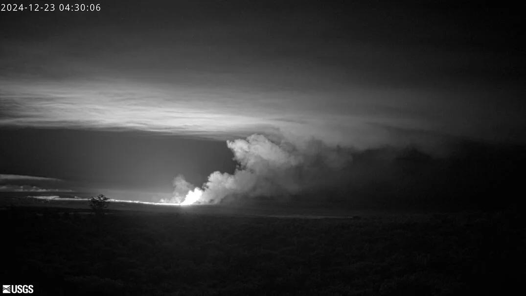 Eruption plumes rise from Kīlauea Volcano Summit